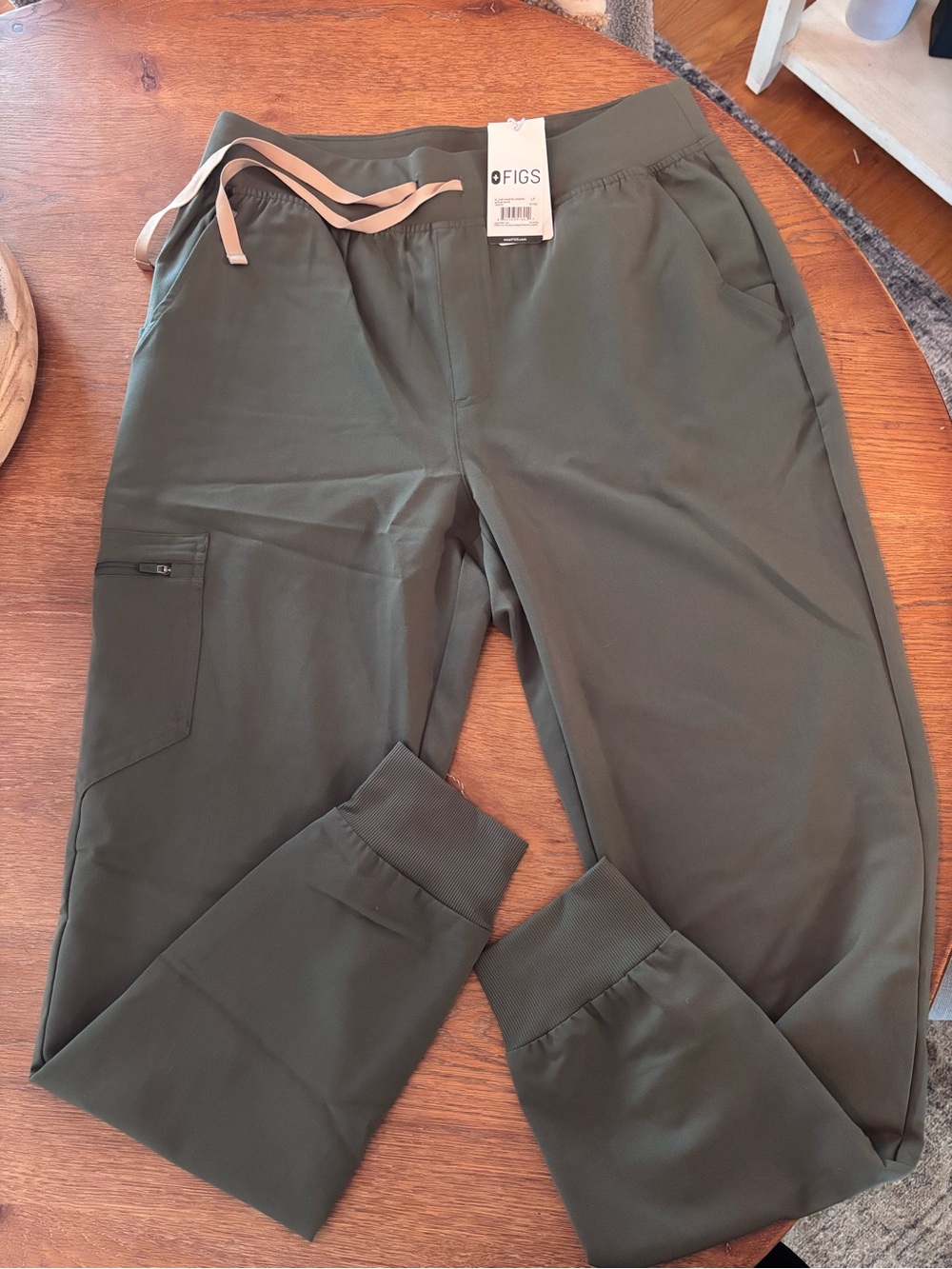 FIGS Women’s high waisted Zamora jogger pant